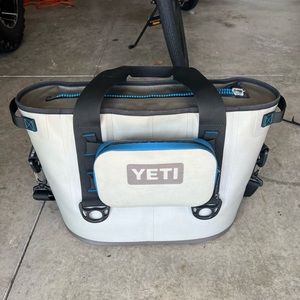 Yeti Hopper 20 with Sidekick